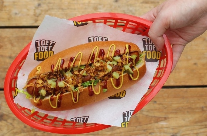 Hotdog met saus en toppings