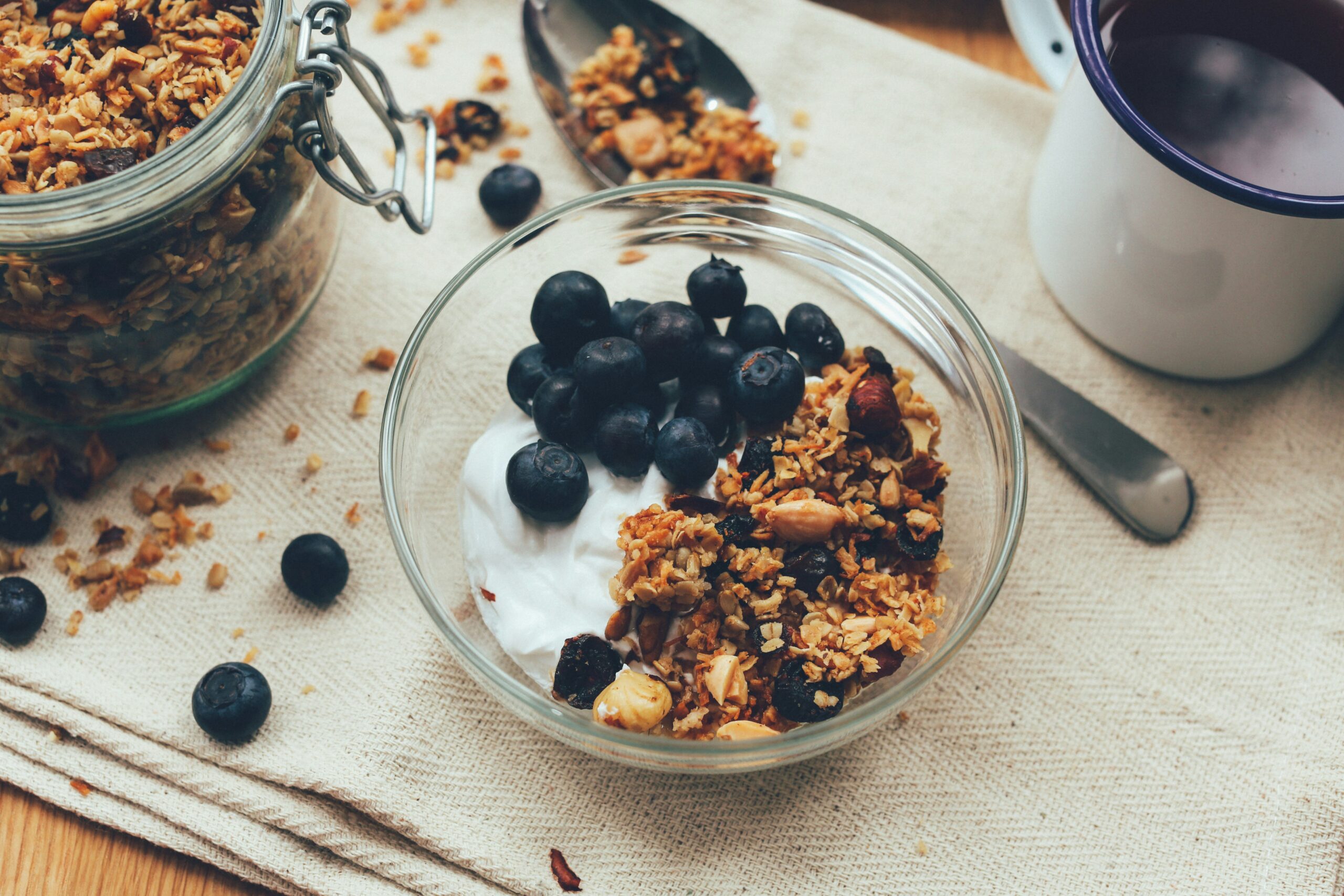 yoghurt met blauwe bessen en krokante granola