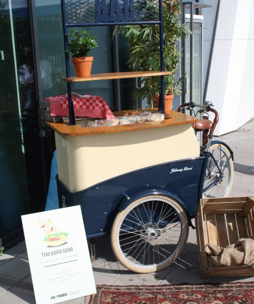 Pasta salade uitdelen op kantoor