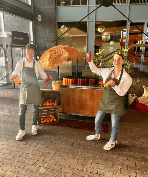 Smoothies uitdelen aan medewerkers