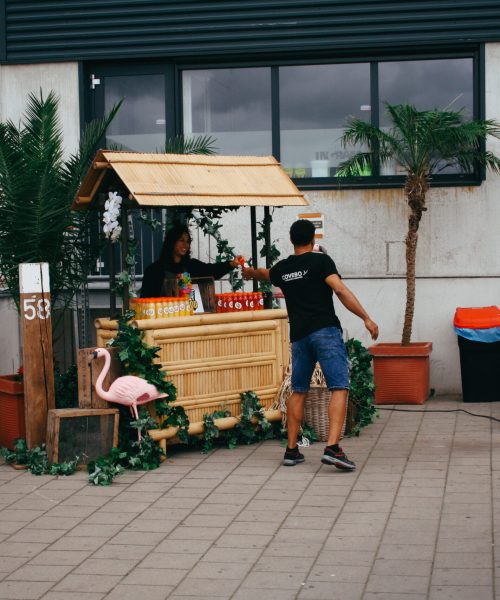 Smoothies en sappen uitgedeeld uit een mobiele bar om werknemers te verwennen