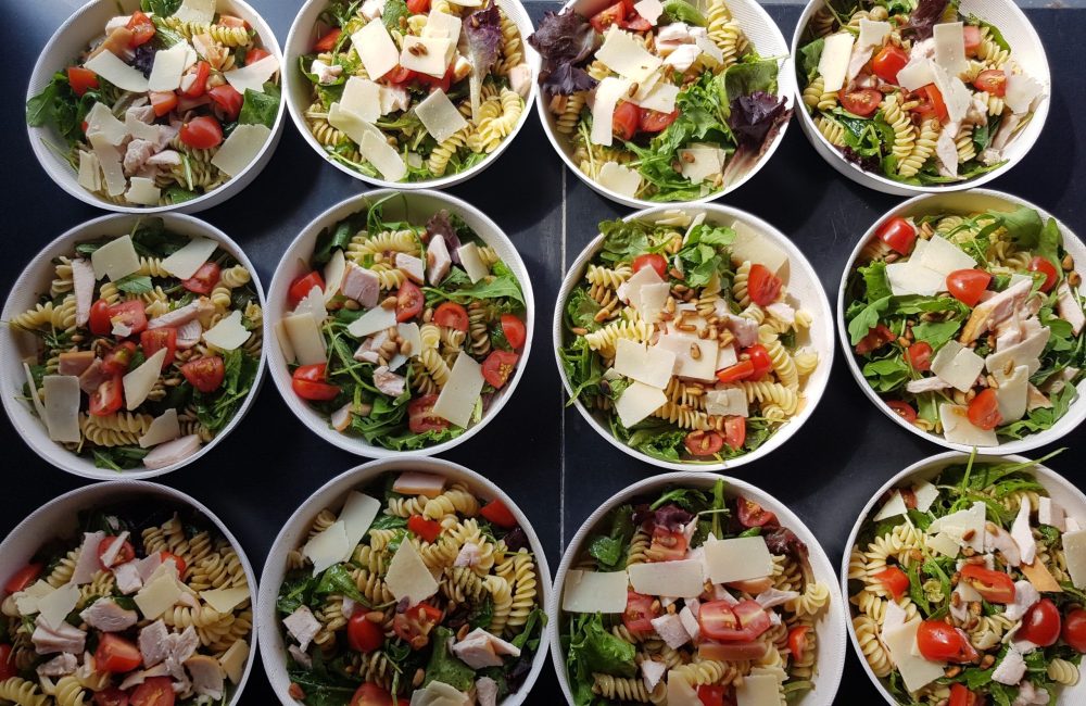 Frisse Pastasalade Verschillende bakjes pastasalade