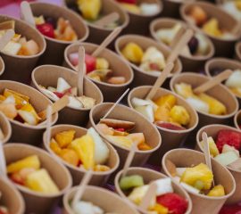 Bakjes fruitsalade uitgestald op tafel