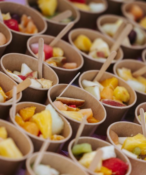 Bakjes fruitsalade uitgestald op tafel