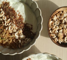 Yoghurt met Granola in een bowl
